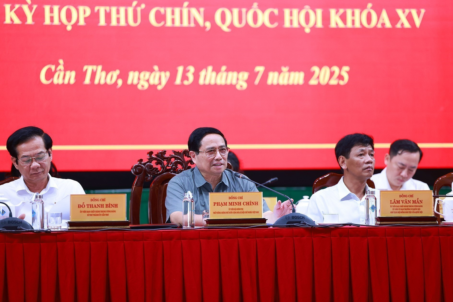 El premier Pham Minh Chinh y diputados de Can Tho. El premier Pham Minh Chinh y diputados de Can Tho.