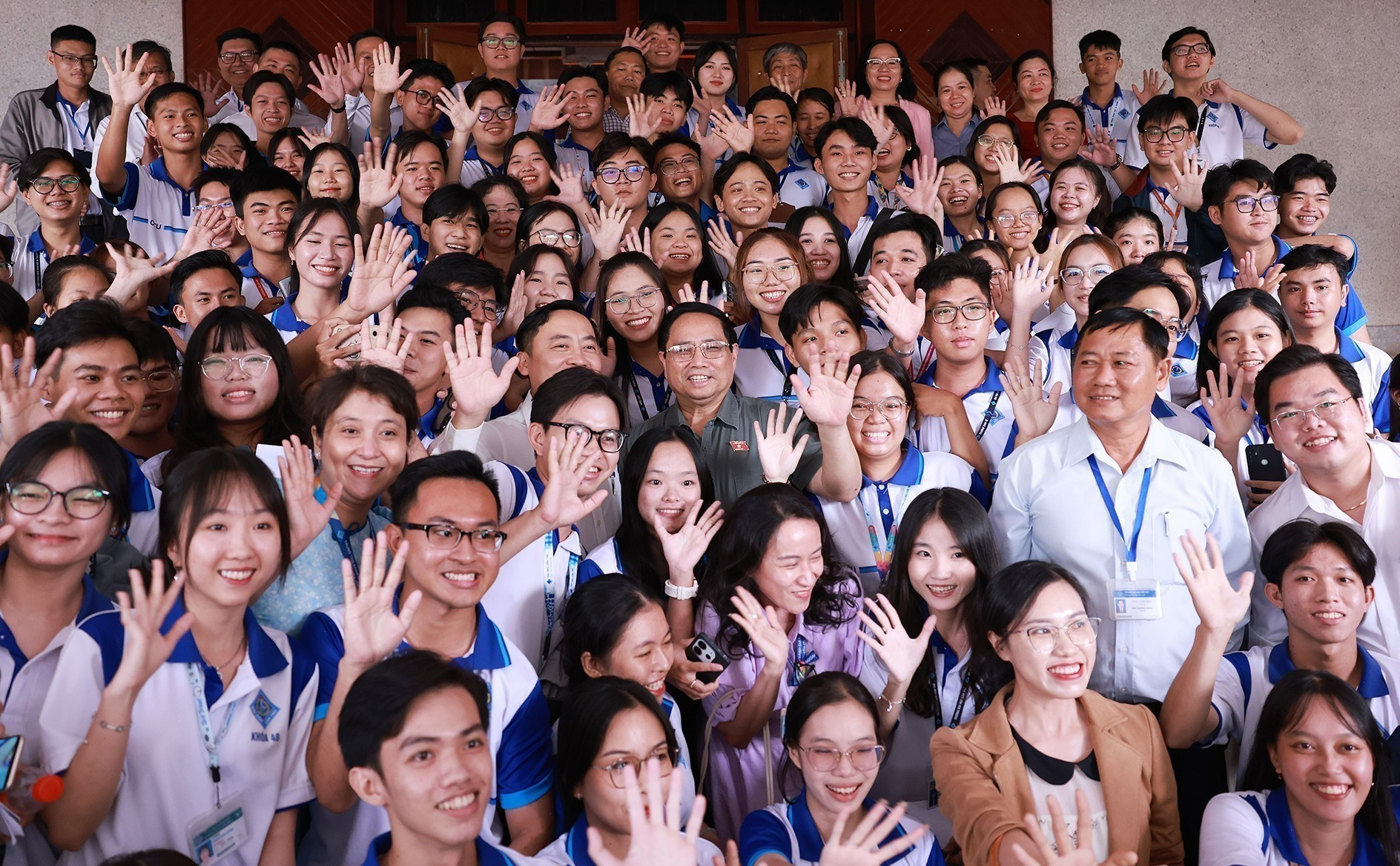 El primer ministro Pham Minh Chinh y los delegados parlamentarios posan junto a jóvenes locales. El primer ministro Pham Minh Chinh y los delegados parlamentarios posan junto a jóvenes locales.