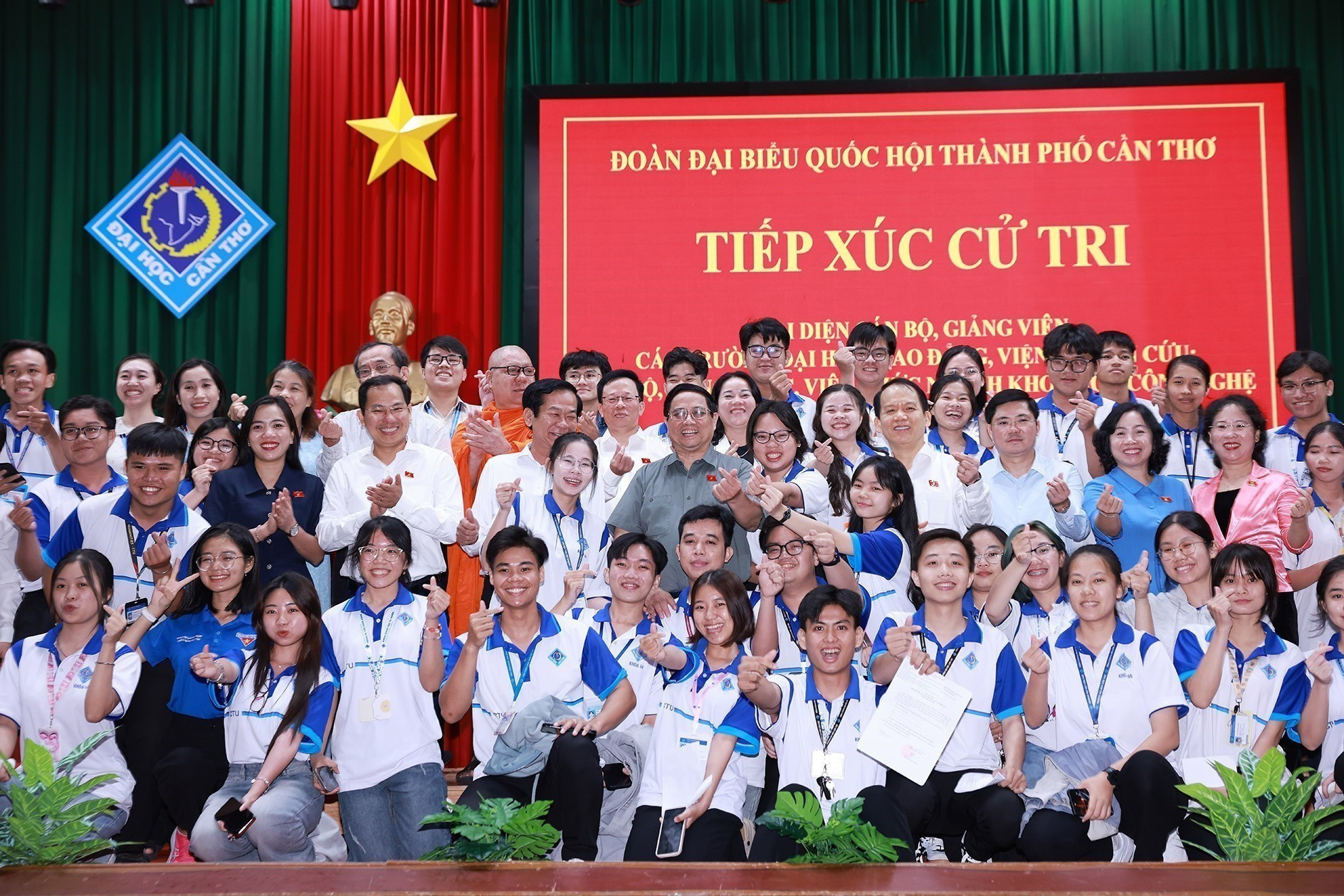 El primer ministro Pham Minh Chinh y los delegados parlamentarios posan junto a jóvenes locales. El primer ministro Pham Minh Chinh y los delegados parlamentarios posan junto a jóvenes locales.