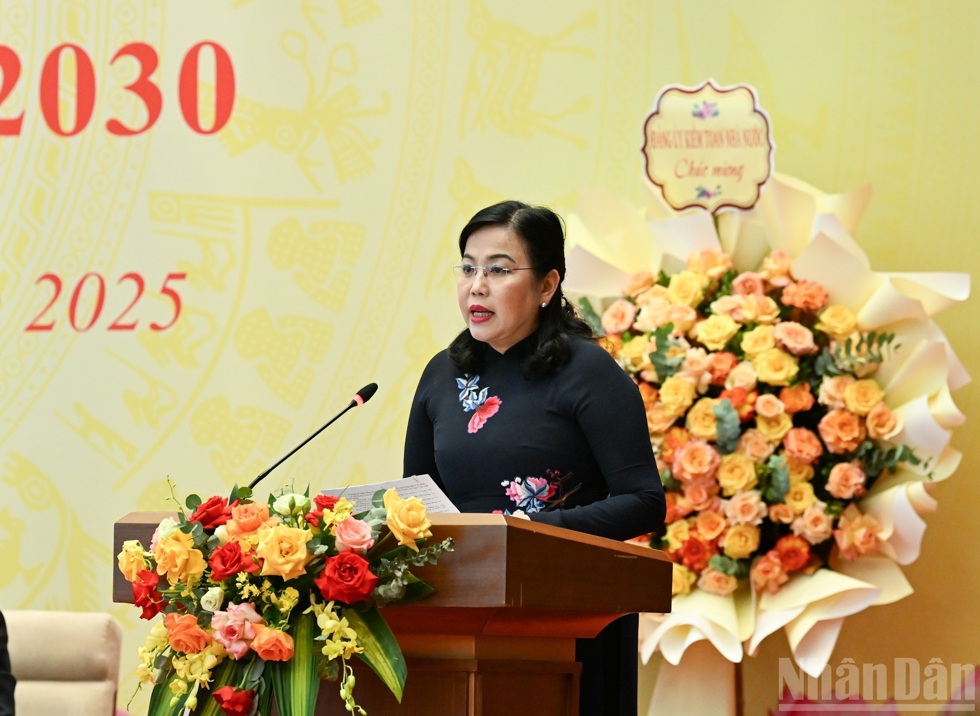 La jefa de la Comisión de Asuntos de Delegados de la AN, Nguyen Thi Thanh Hai, lee la Decisión de la Junta Permanente del Comité del Partido en la AN sobre la designación de personal para los cargos de la instancia partidista en cuestión. La jefa de la Comisión de Asuntos de Delegados de la AN, Nguyen Thi Thanh Hai, lee la Decisión de la Junta Permanente del Comité del Partido en la AN sobre la designación de personal para los cargos de la instancia partidista en cuestión.