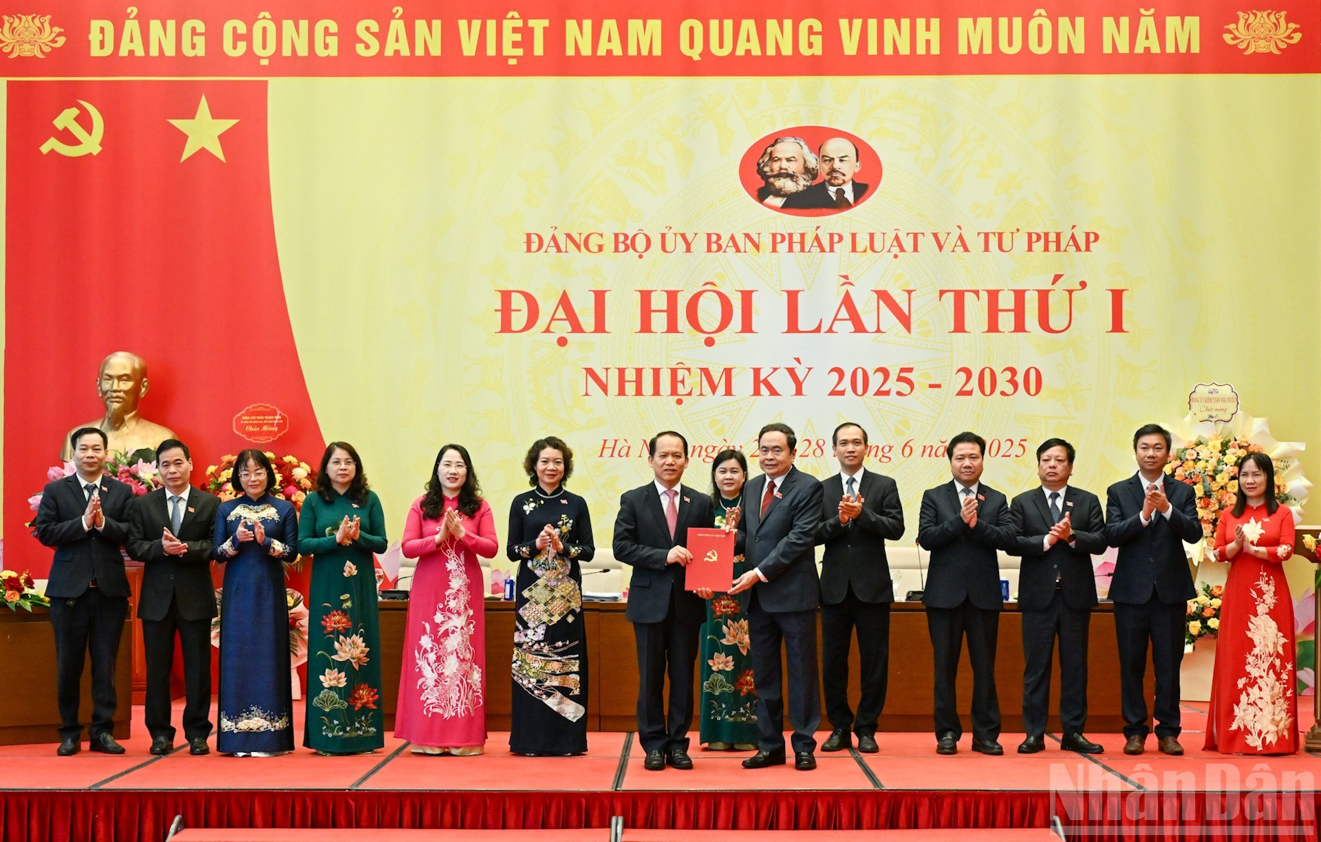 El secretario del Comité del Partido en la AN y presidente de esta entidad, Tran Thanh Man, entrega la mencionada decisión a Hoang Thanh Tung. El secretario del Comité del Partido en la AN y presidente de esta entidad, Tran Thanh Man, entrega la mencionada decisión a Hoang Thanh Tung.