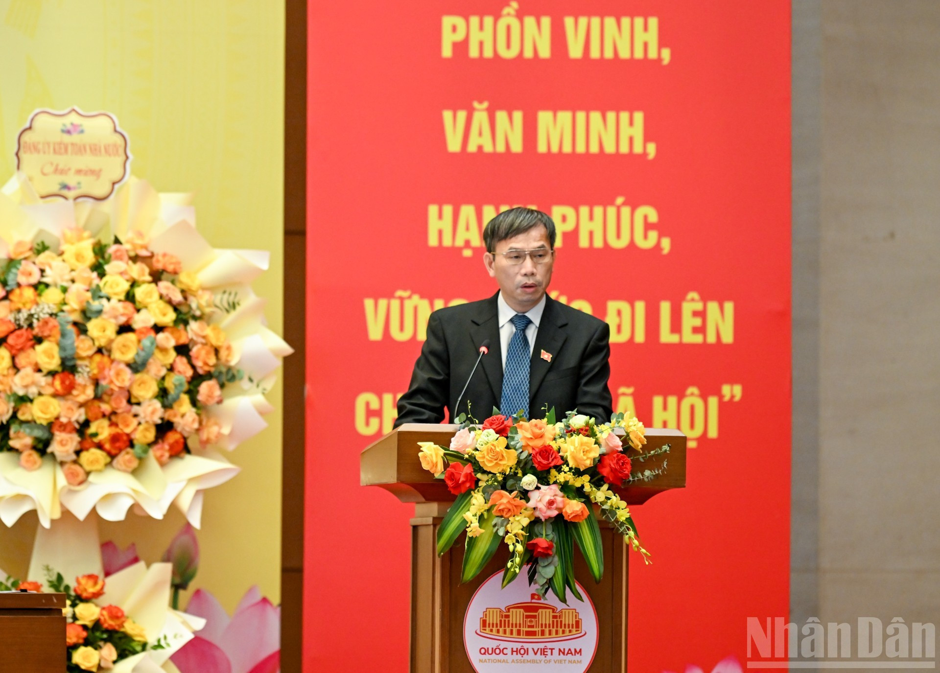 El militante Dong Ngoc Ba presenta una ponencia. El militante Dong Ngoc Ba presenta una ponencia.