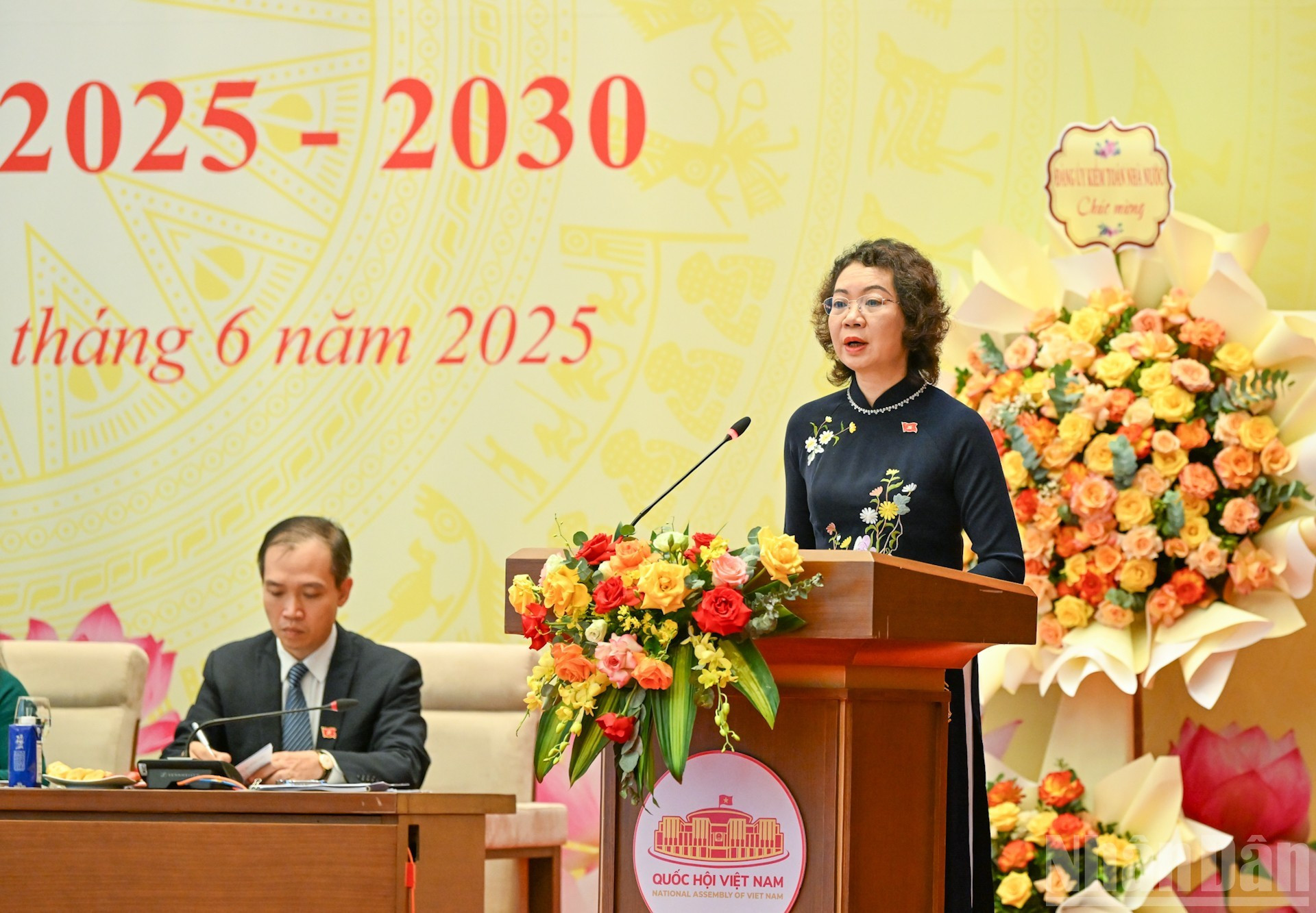La subjefa de la Comisión de Asuntos Jurídicos de la AN Mai Thi Phuong Hoa presenta un informe. La subjefa de la Comisión de Asuntos Jurídicos de la AN Mai Thi Phuong Hoa presenta un informe.