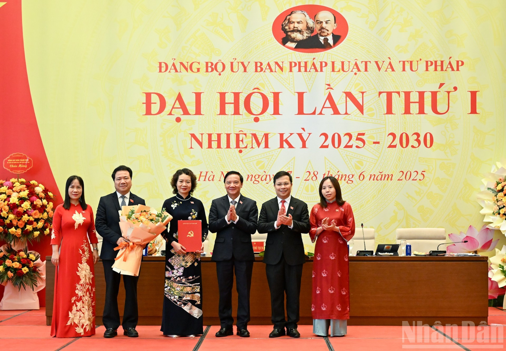 El vicepresidente de la AN Nguyen Khac Dinh otorga la Decisión de nombramiento al respecto y flores de felicitación al Departamento de Control Disciplinario de la Comisión de Asuntos Jurídicos de la AN. El vicepresidente de la AN Nguyen Khac Dinh otorga la Decisión de nombramiento al respecto y flores de felicitación al Departamento de Control Disciplinario de la Comisión de Asuntos Jurídicos de la AN.