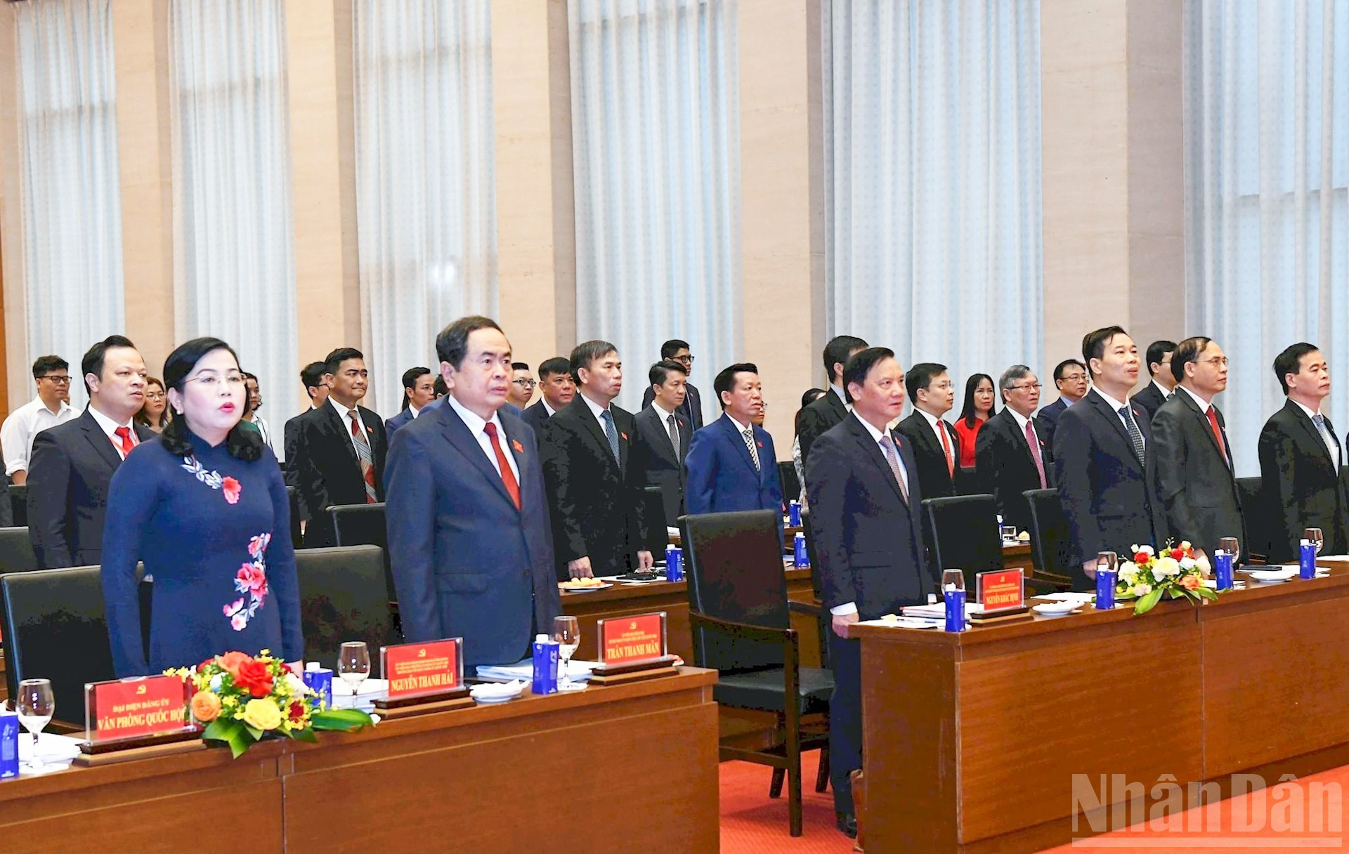 El secretario del Comité del Partido en la AN y presidente de esta entidad, Tran Thanh Man, y los delegados realizan el acto de saludo a bandera. El secretario del Comité del Partido en la AN y presidente de esta entidad, Tran Thanh Man, y los delegados realizan el acto de saludo a bandera.