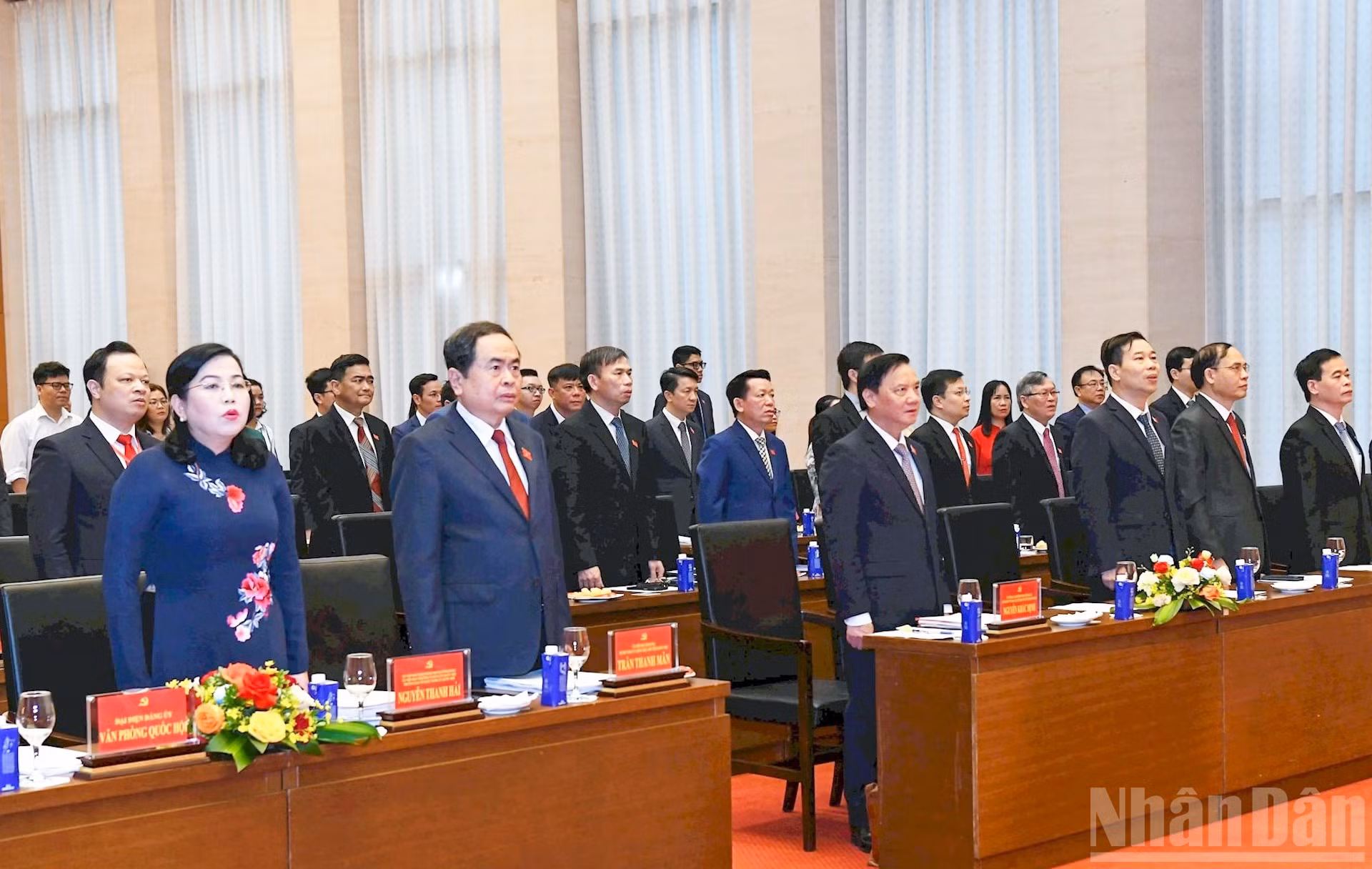 El secretario del Comité del Partido en la AN y presidente de esta entidad, Tran Thanh Man, y los delegados realizan el acto de saludo a bandera.