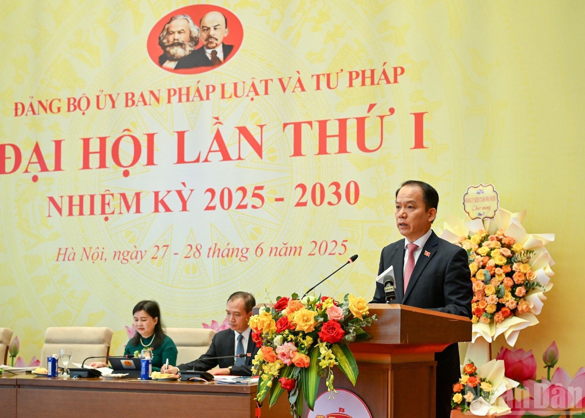 El jefe de la Comisión de Asuntos Jurídicos de la AN, Hoang Thanh Tung, pronuncia el discurso inaugural del congreso. El jefe de la Comisión de Asuntos Jurídicos de la AN, Hoang Thanh Tung, pronuncia el discurso inaugural del congreso.