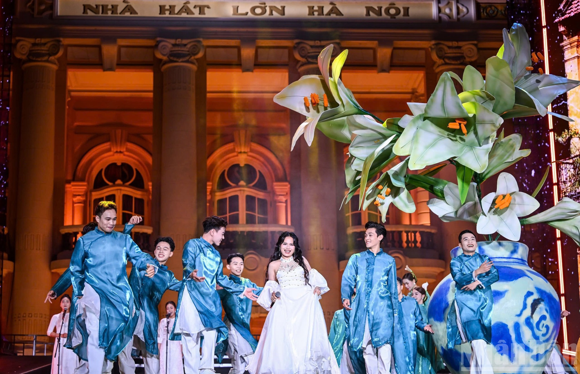 Las actuaciones transmiten una placentera armonía entre las inmortales composiciones musicales sobre la Revolución vietnamita y el espíritu de la época contemporánea.