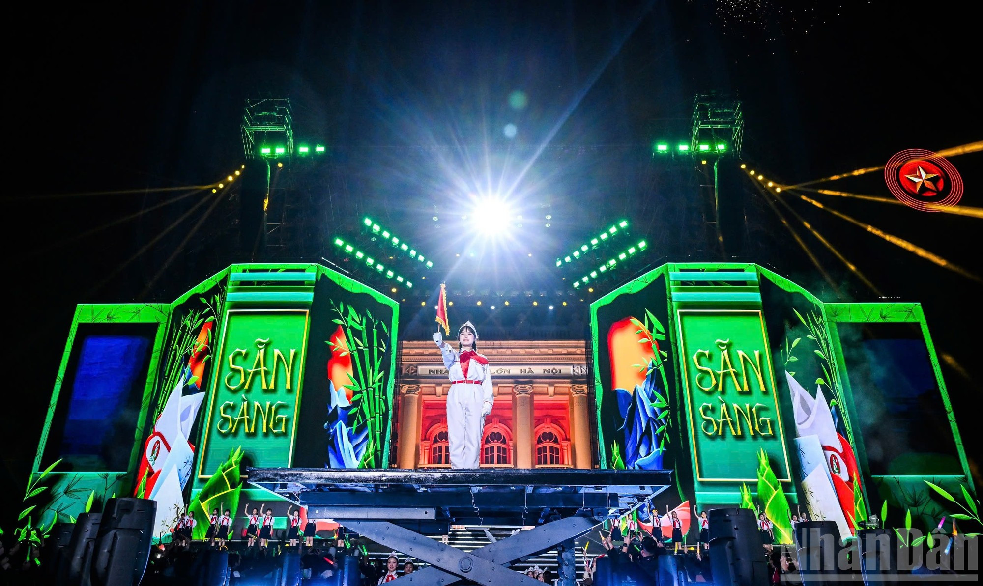 Las canciones "Soy un retoño del Partido" y "Alabanzas a la Patria", interpretadas por los niños, impresionan a la audiencia con sus voces angelicales.