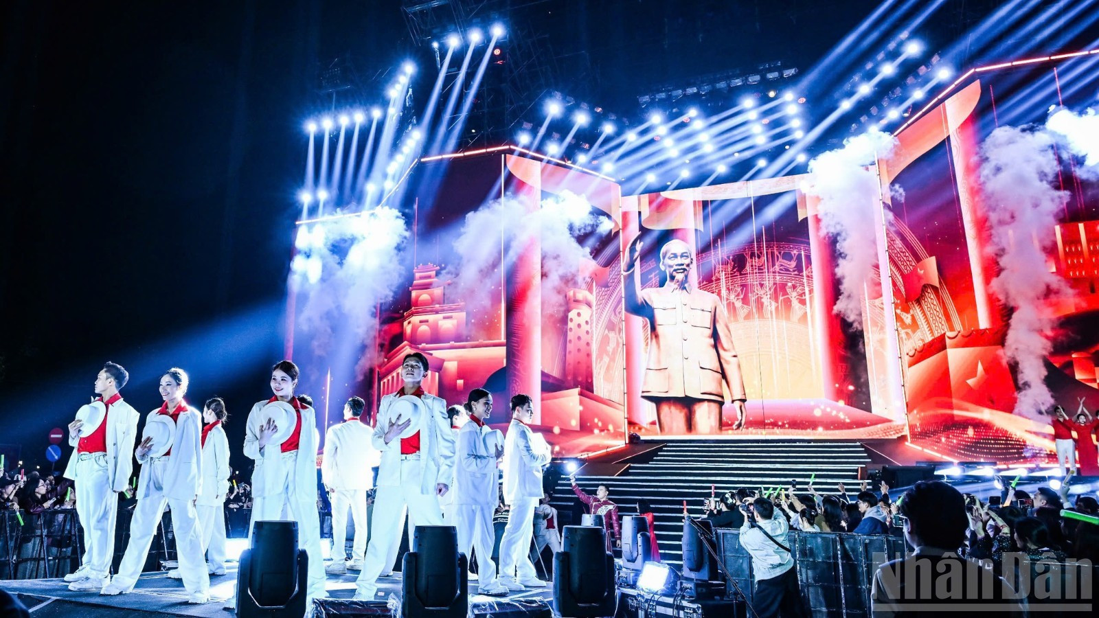 El magno programa cultural y artístico es una colaboración del periódico Nhan Dan (Pueblo) y el Comité Popular de Hanói.