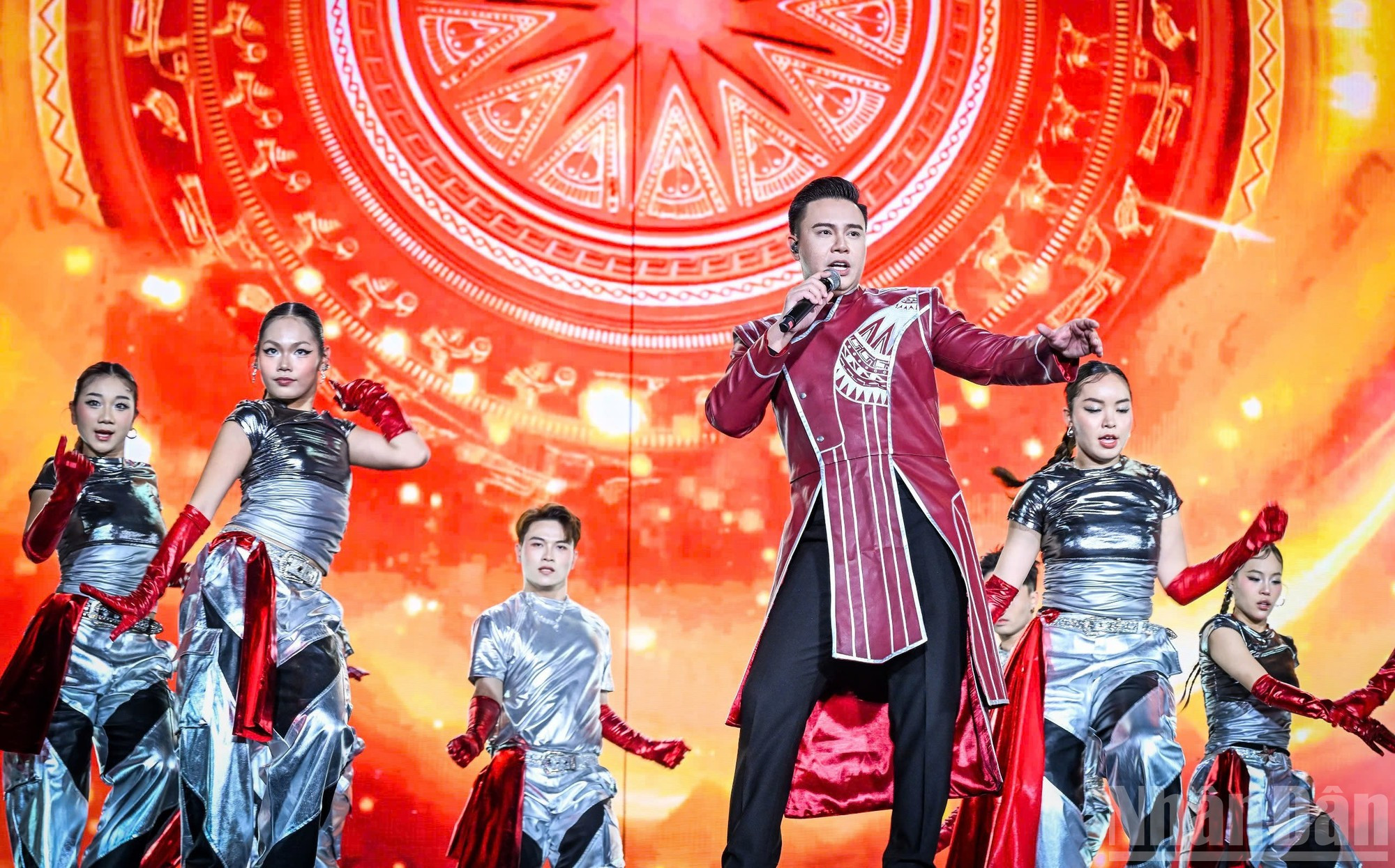 Al espectáculo inaugural del programa también se une Dong Hung.