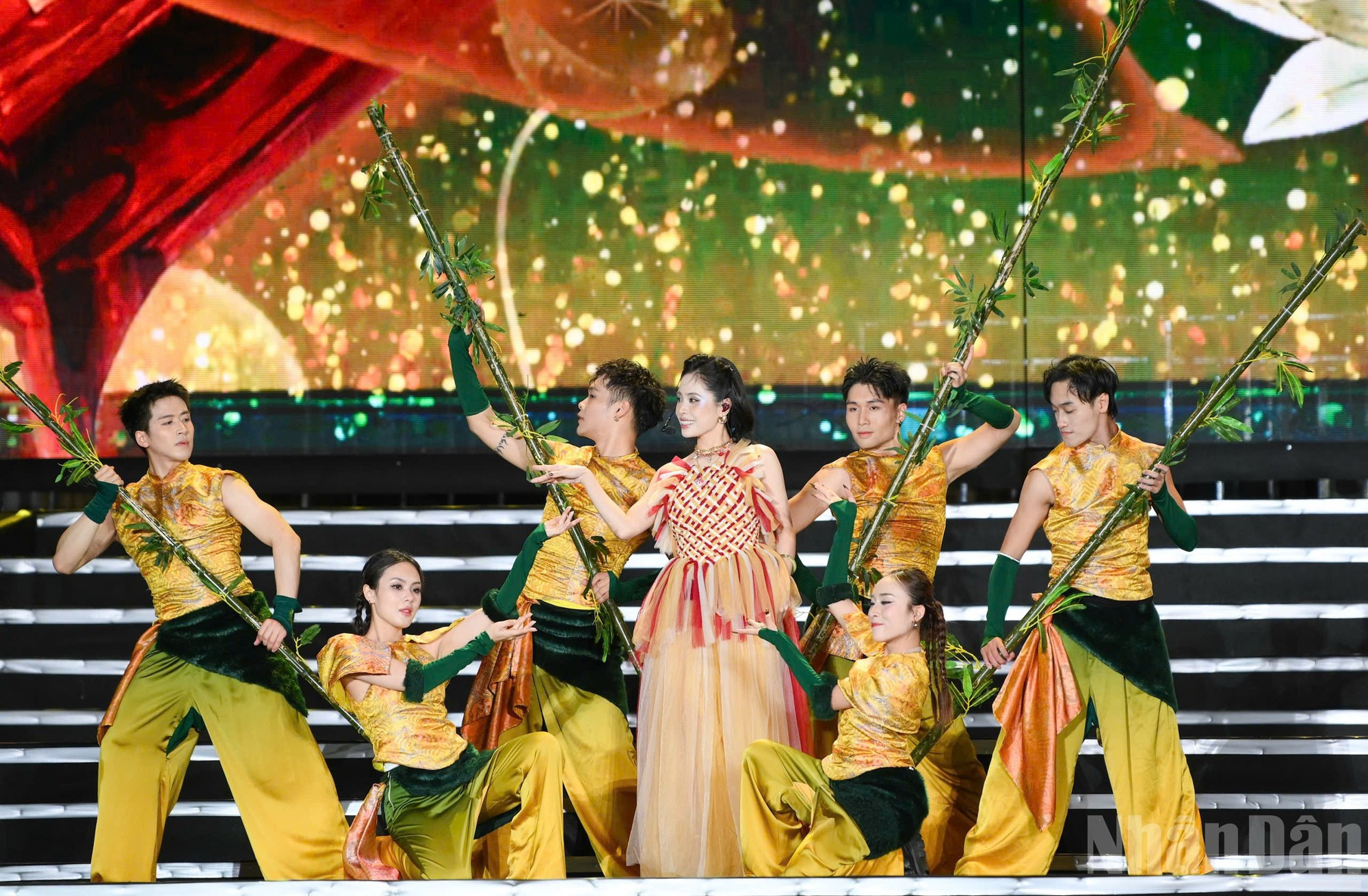 Kieu Anh y su doble espectáculo sobre Hanói.