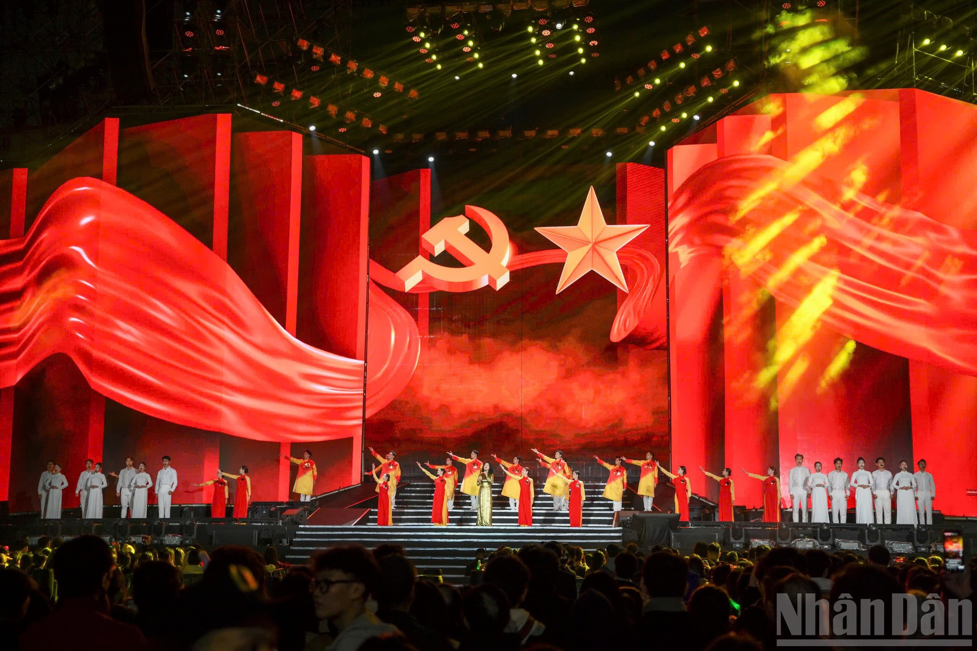 El popurrí “La bandera del Partido: ¡Vietnam, la primavera ha llegado!” abre la gala.