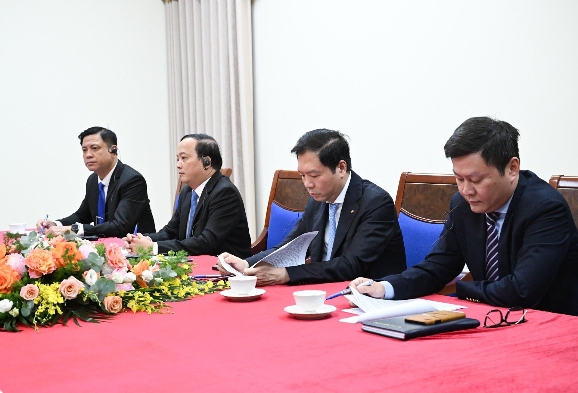 Representantes de los ministerios, departamentos y ramas del Gobierno vietnamita.