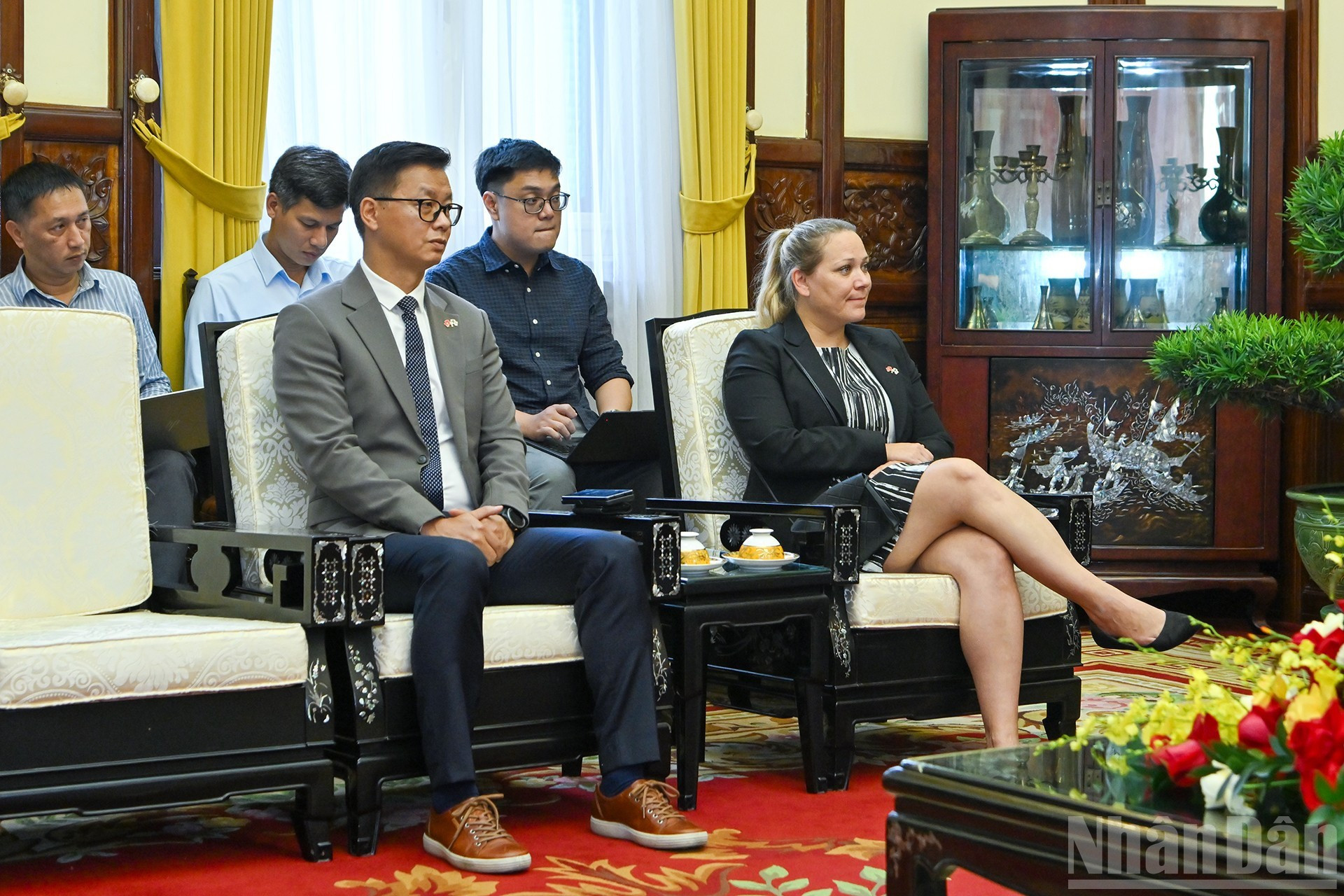 Acompañantes al jefe de la misión diplomática finlandesa.