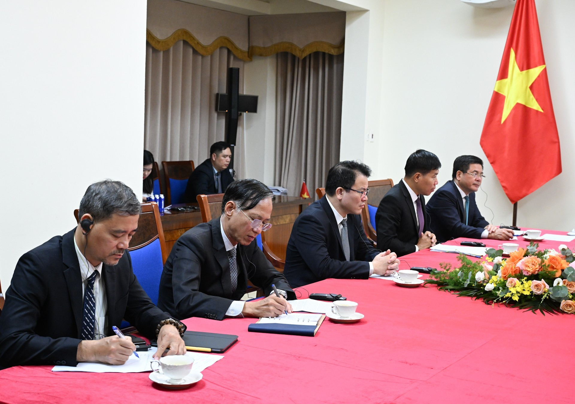 Representantes del Gobierno vietnamita durante la llamada.