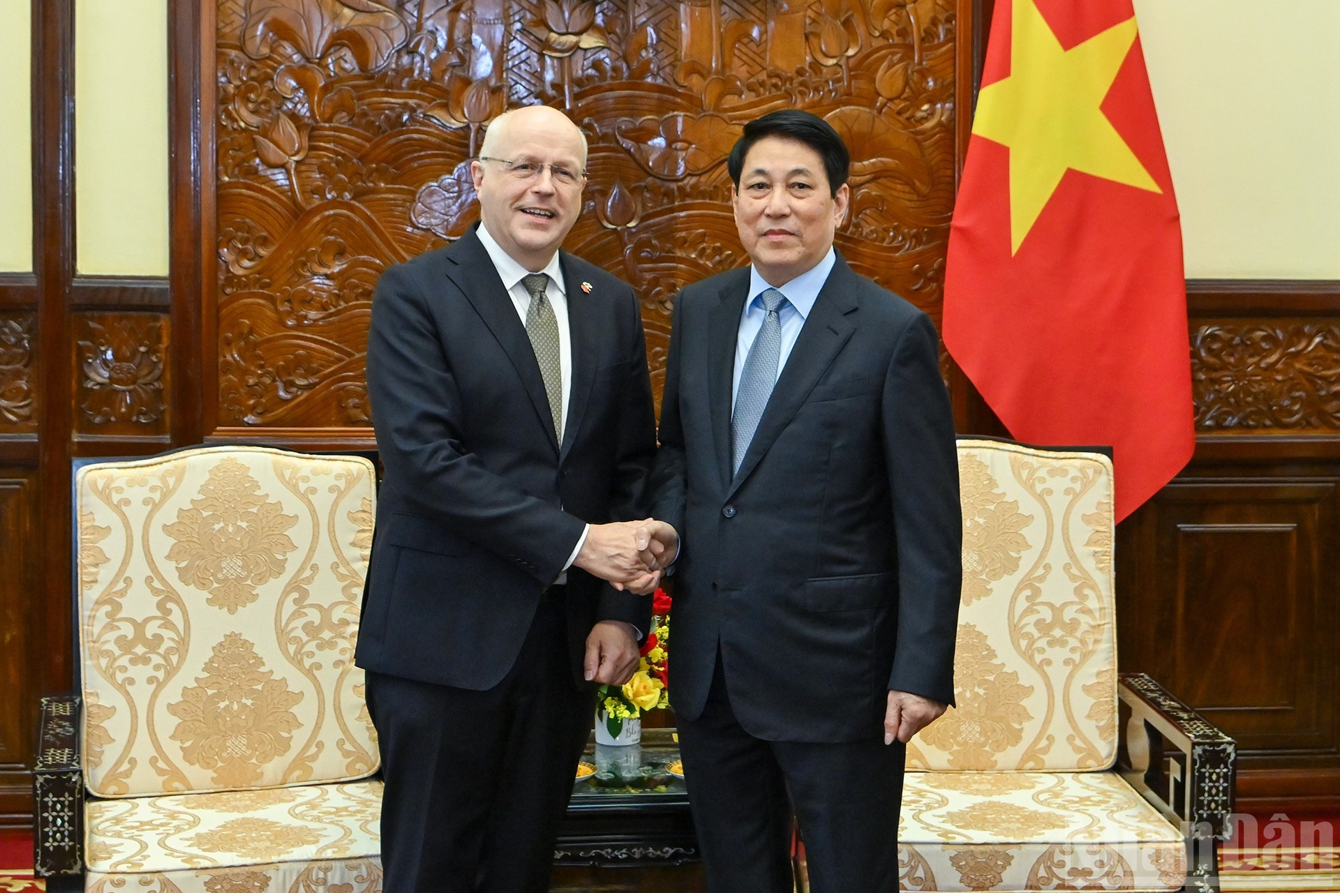 El presidente de Vietnam, Luong Cuong, recibe al embajador saliente de Finlandia, Keijo Norvanto.