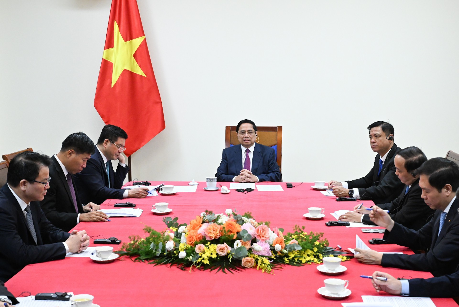 [Foto] Premier vietnamita sostiene llamada telefónica con su homólogo camboyano