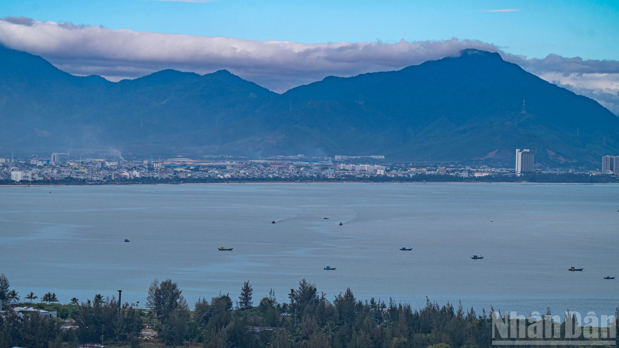 Al norte de la ciudad se divisa el paso de Hai Van (literalmente “mar de nubes”) en el abrazo de algodonosos cúmulos sobre el fondo del infinito firmamento celeste.