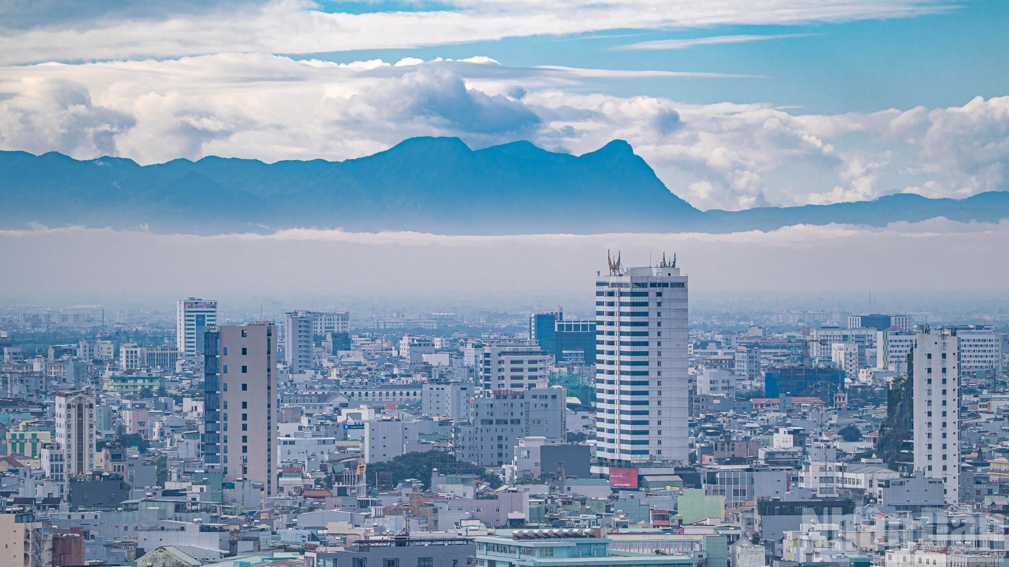 A primeras horas de la mañana, una ligera niebla tiende un velo sobre el barrio céntrico de Da Nang.