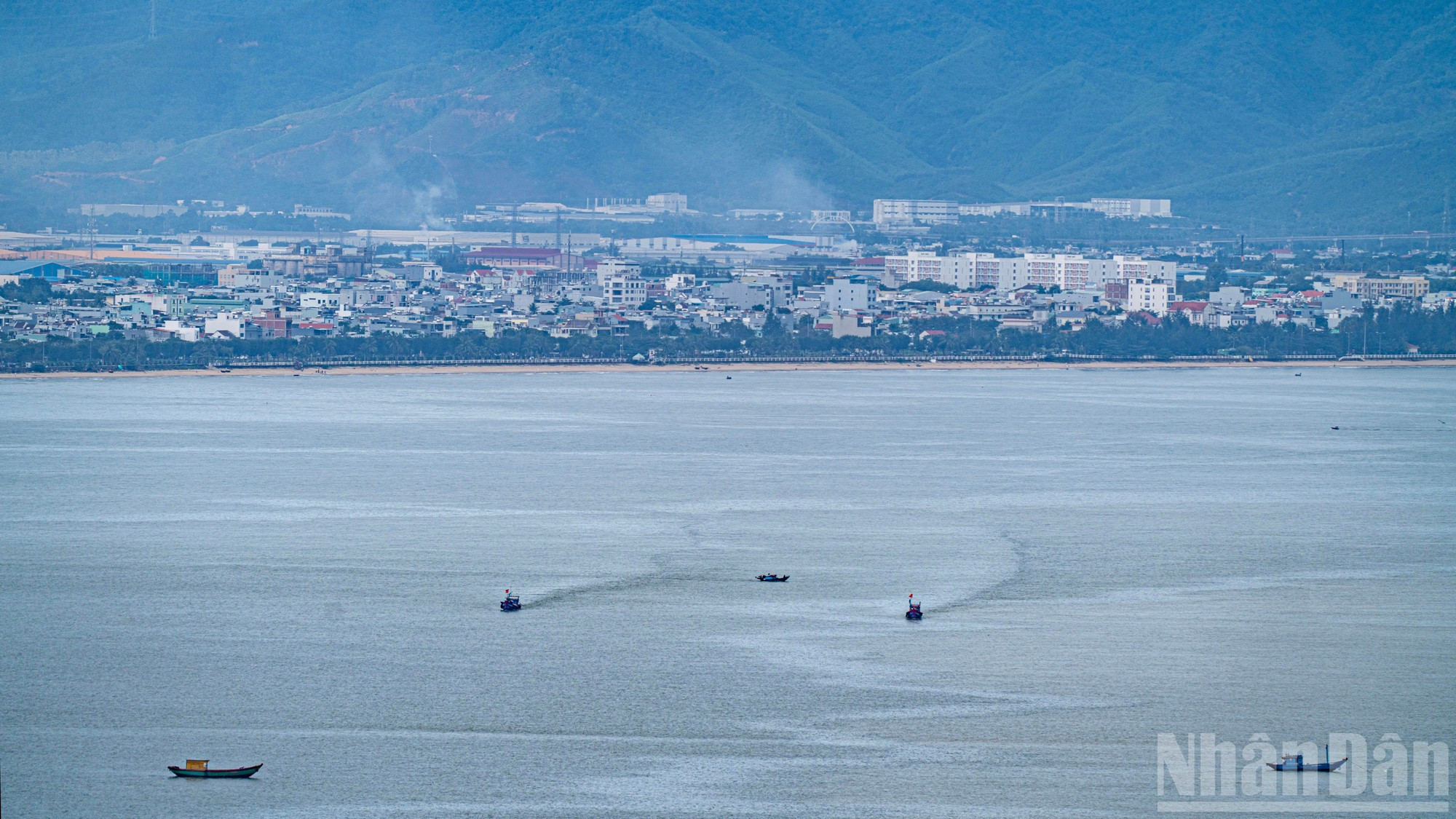 Barcos de pescadores zarpan frente a las costas de la zona de Lien Chieu.