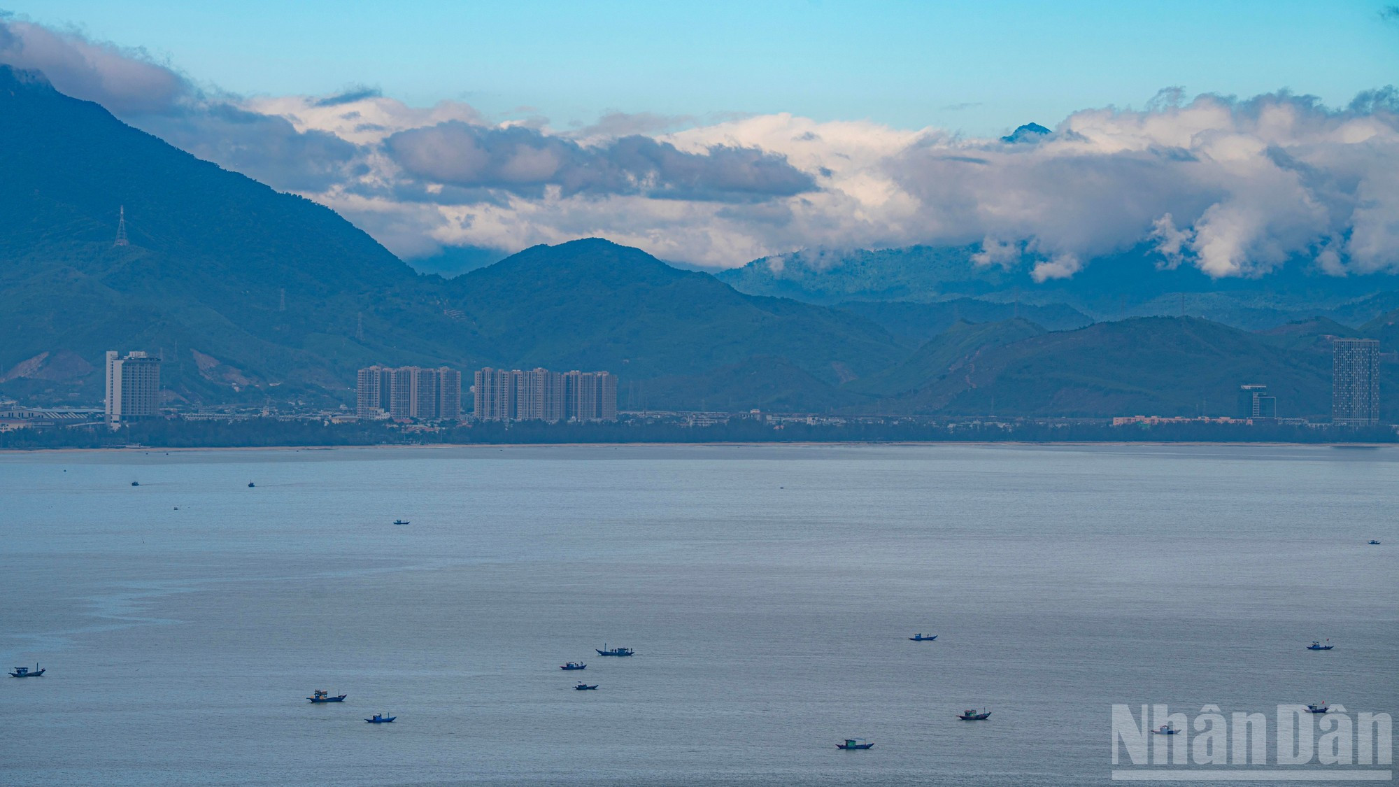 La playa de Nguyen Tat Thanh bañada por las apacibles aguas del mar.