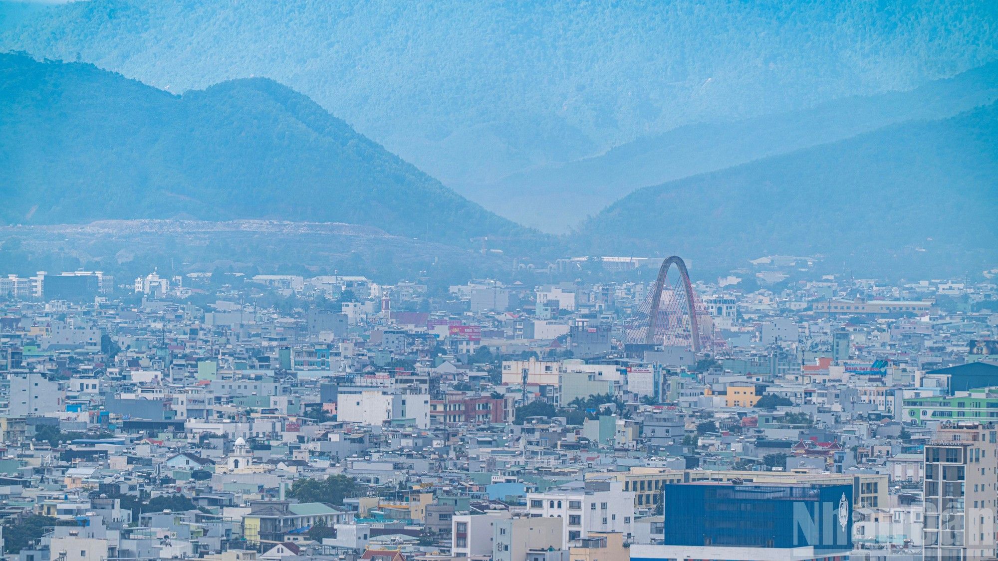 El viaducto de Nga Ba Hue en medio de la niebla matutina.