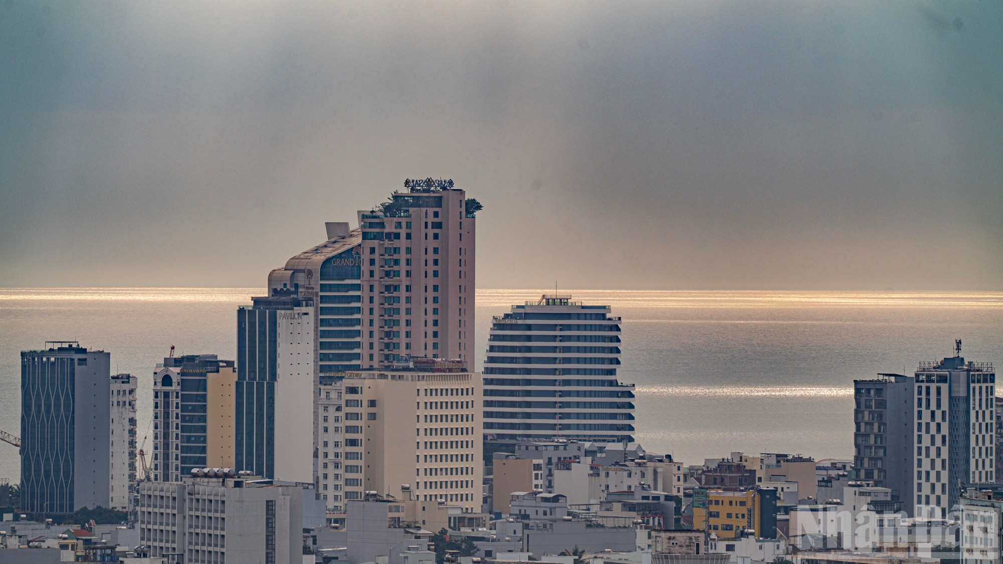 La playa de My Khe brilla bajo el sol matutino.