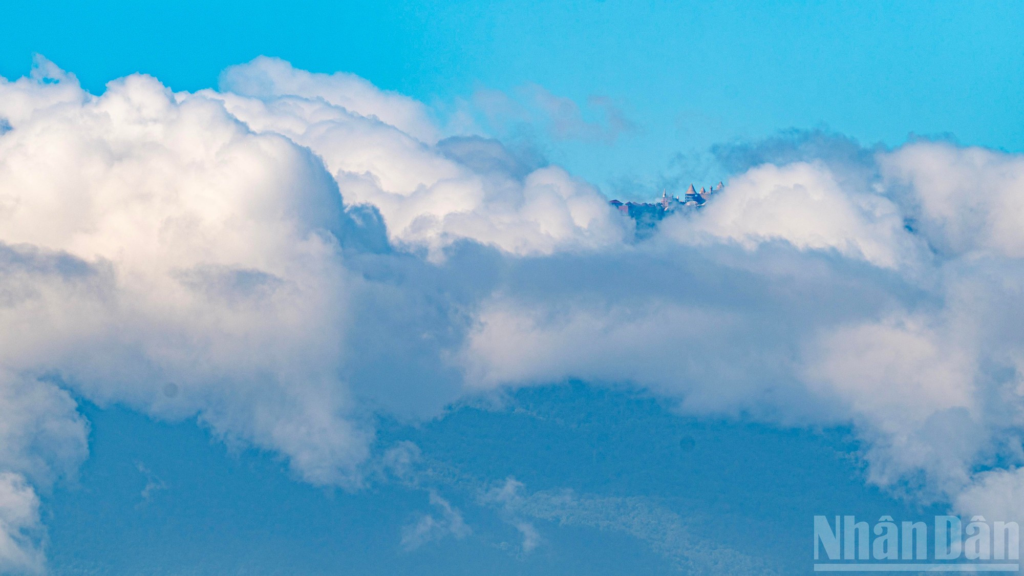 El complejo turístico de Ba Na Hill escondido entre cúmulos.