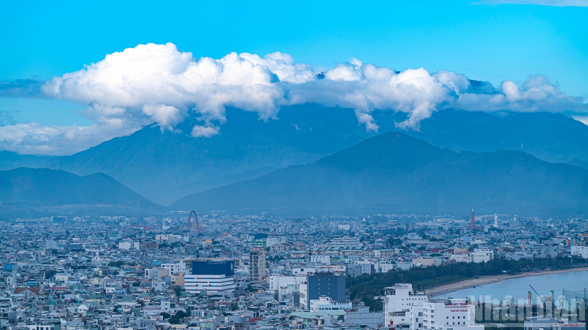 La montaña de Ba Na luce un sombrero de nubes.