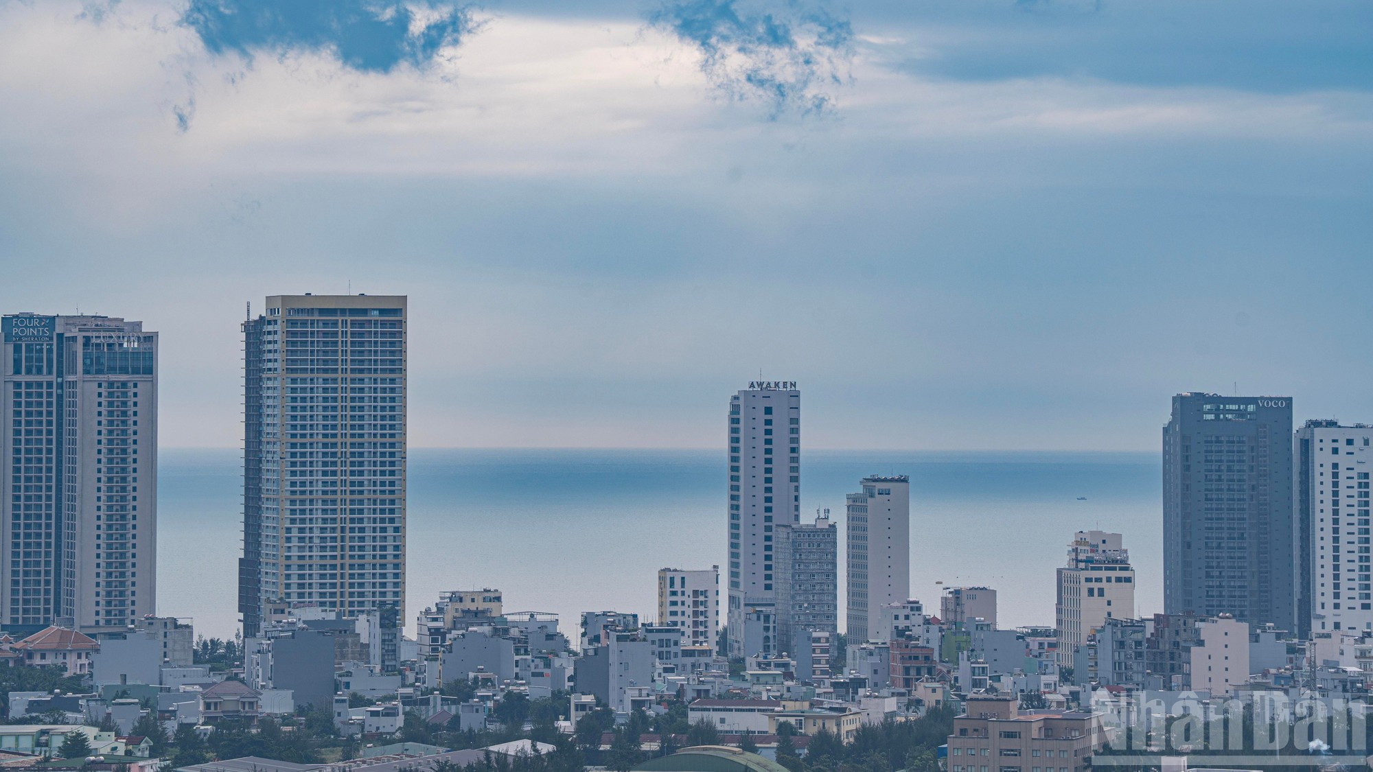 La playa de My Khe parece flotar entre el mar, el cielo y las nubes.