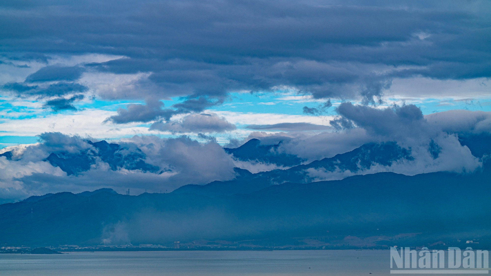 Los cúmulos acarician el paso de Hai Van.