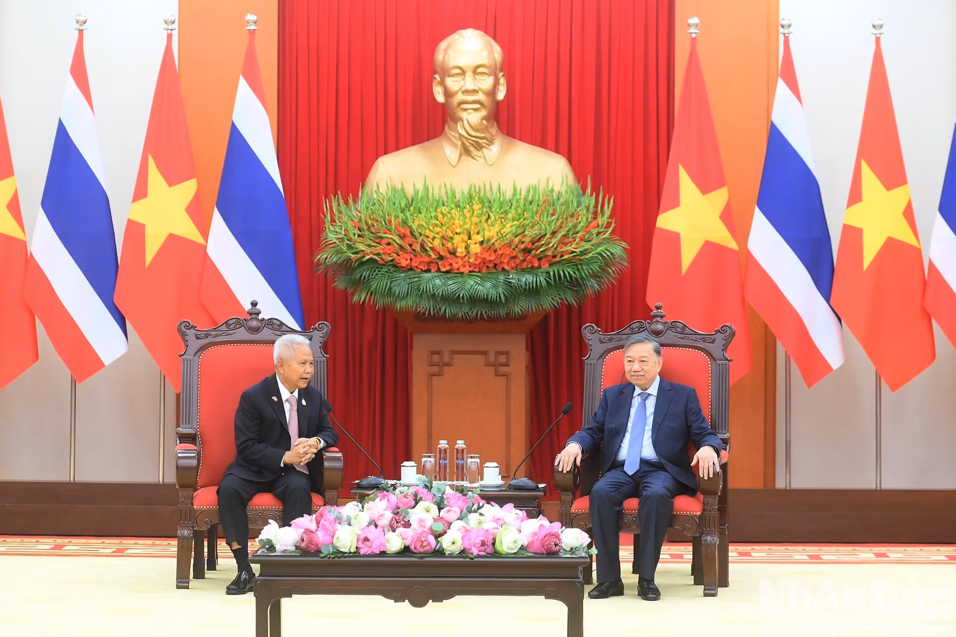 Vista de la reunión entre el secretario general del Partido Comunista y presidente de Vietnam, To Lam, y el titular de la Asamblea Nacional y de la Cámara de Representantes de Tailandia, Sophon Zaram.