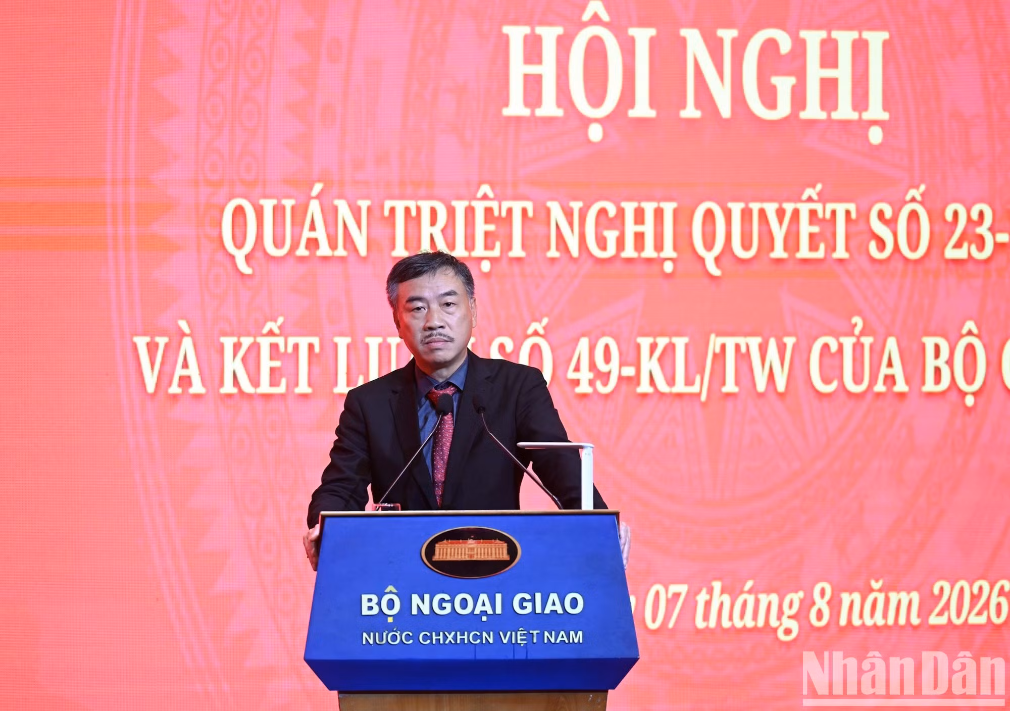 El embajador de Vietnam en la República Checa, Duong Hoai Nam, presenta una ponencia.