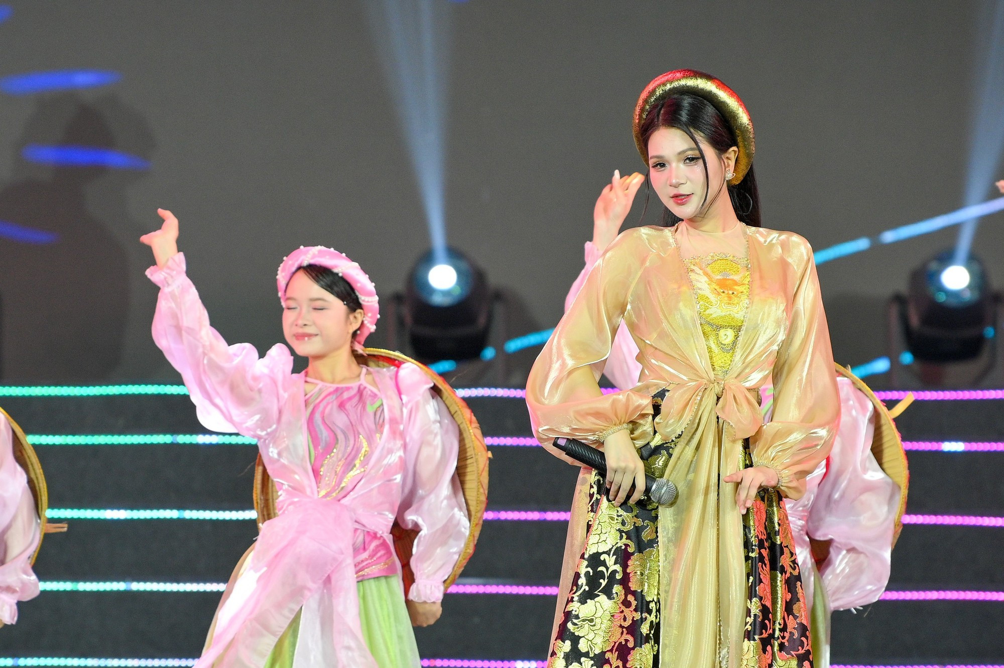 El programa favorece los intercambios internacionales al contar con la asistencia de representantes de la directiva central, el gobierno de Hanói y las autoridades de provincias y ciudades, embajadores de varios países y directivos de entidades internacionales.