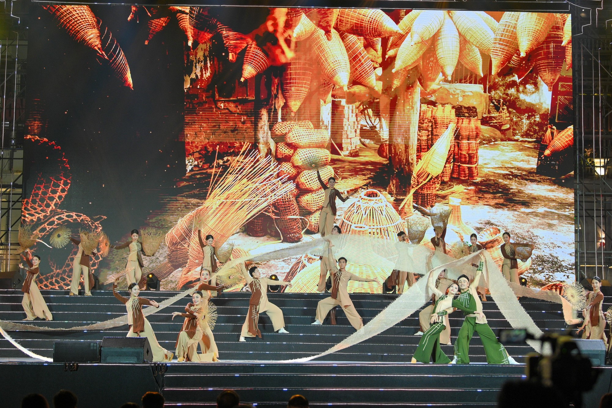 Un espectáculo artístico en la gala de cierre del festival.