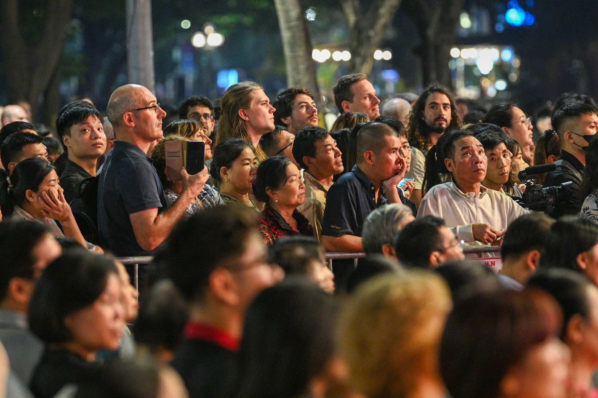 Multitud de espectadores locales y foráneos en el acto de clausura.