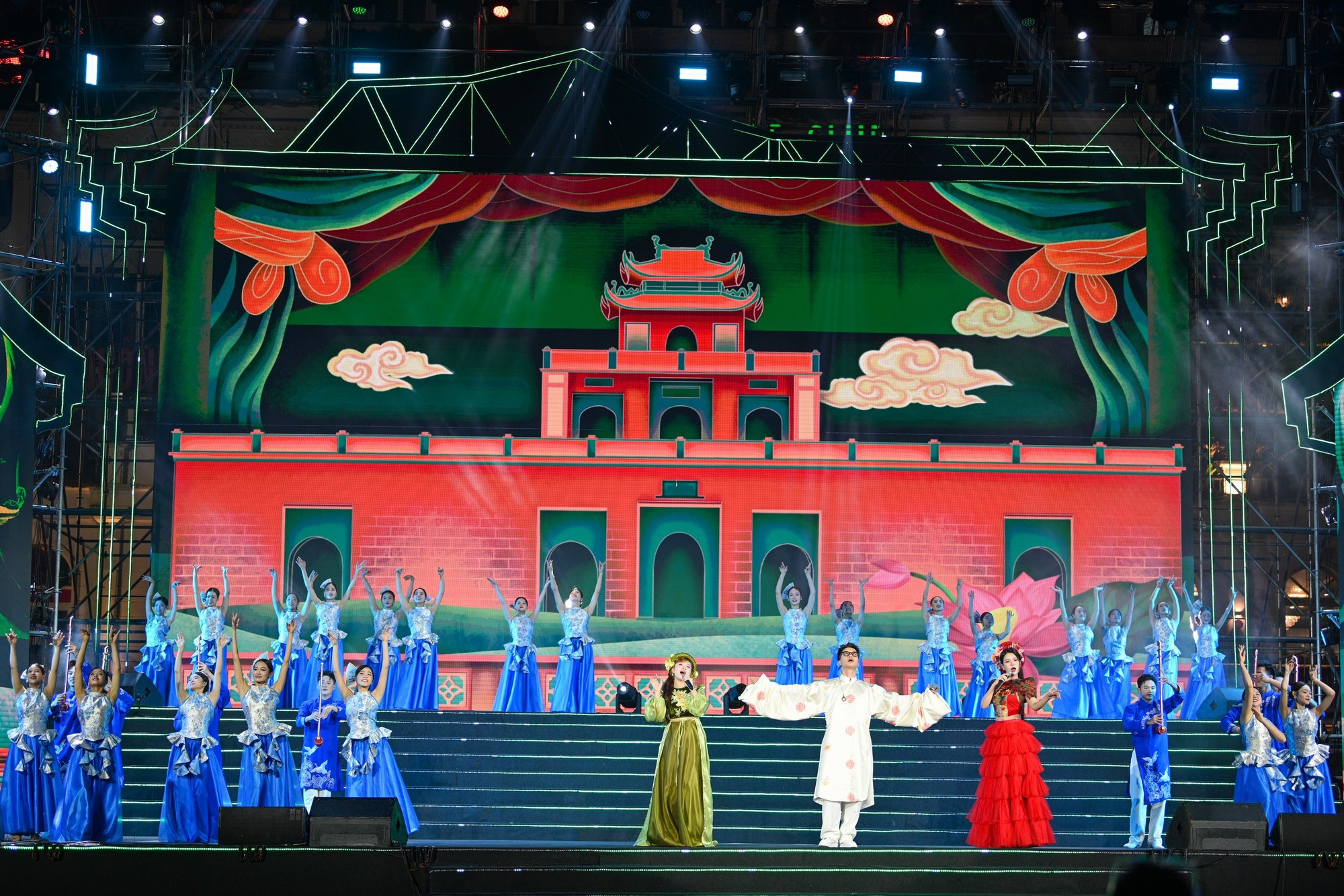 Un espectáculo artístico en la ceremonia de clausura del Festival de Thang Long - Hanói 2025.