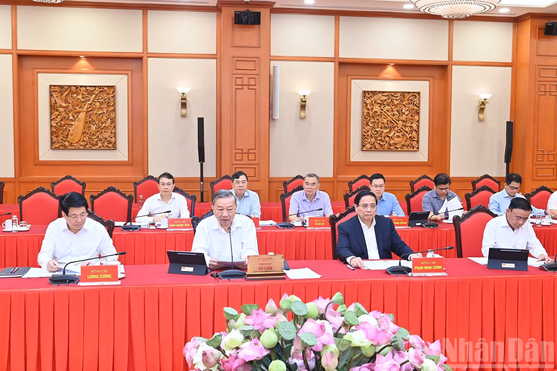 El líder del PCV y dirigentes del Partido y del Estado en la sesión.