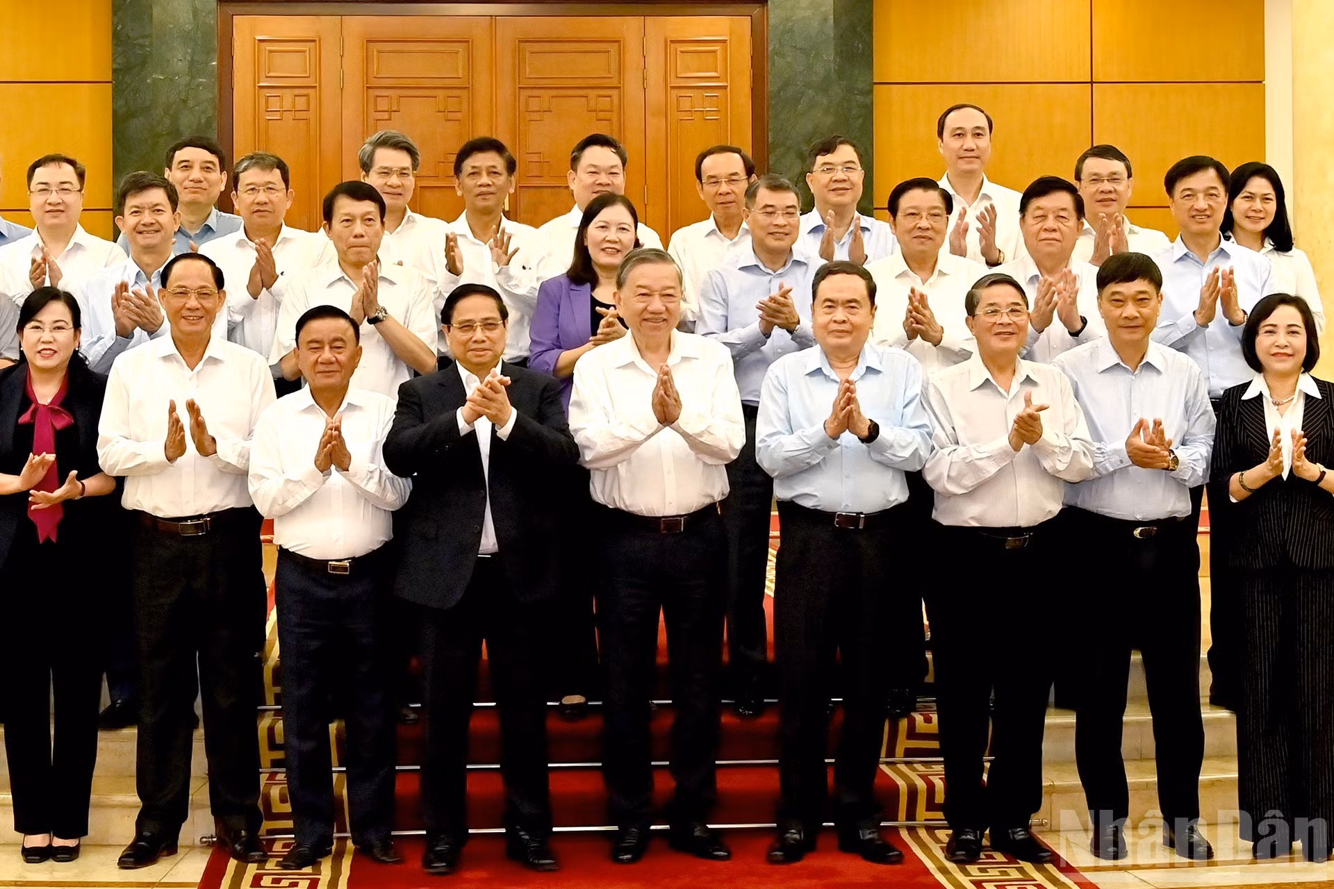 El líder partidista posa junto a dirigentes del Partido y del Estado e integrantes de la Junta Permanente del órgano rector del PCV en la Asamblea Nacional.