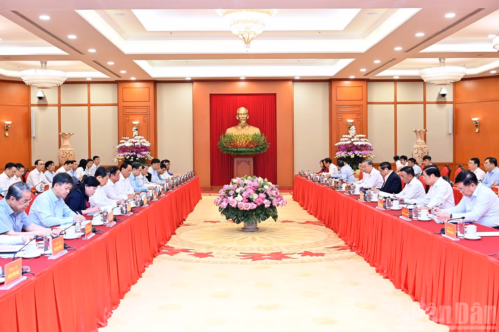 Panorama de la sesión, efectuada en la sede del Comité Central del PCV.