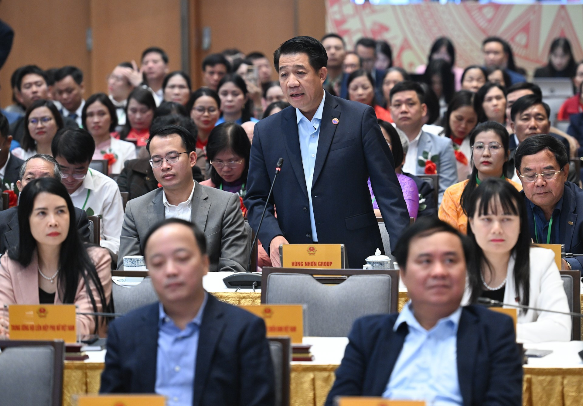 El presidente del Consejo de Administración del grupo Hung Nhon, Vu Manh Hung, habla en el evento.