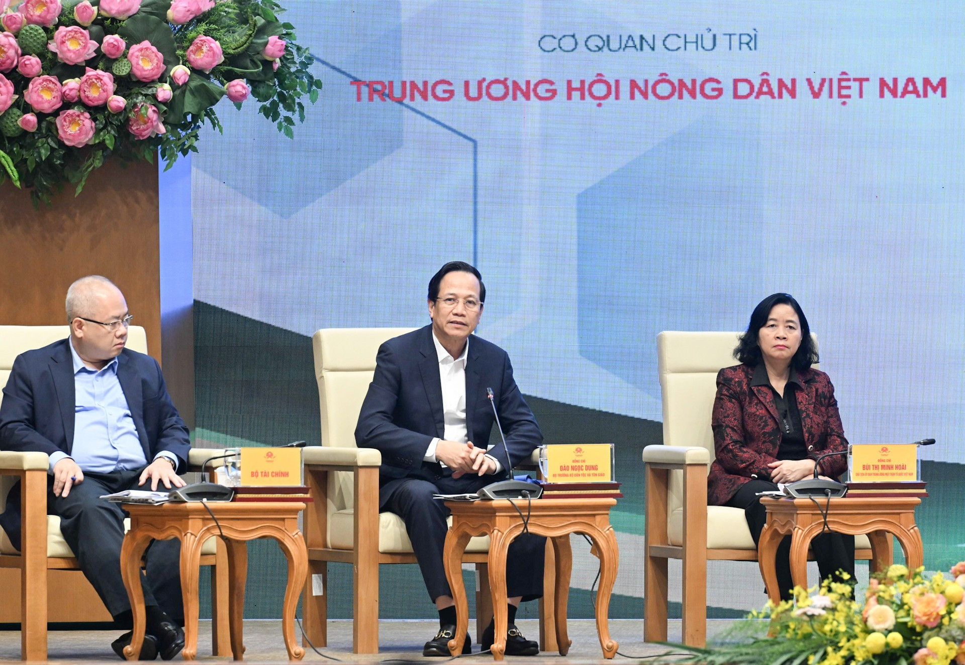 El ministro de Asuntos Étnicos y Religiosos, Dao Ngoc Dung, en la conversación.