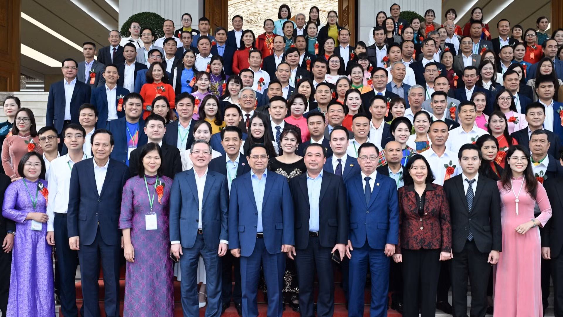 El primer ministro de Vietnam, Pham Minh Chinh, posa junto con los delegados.