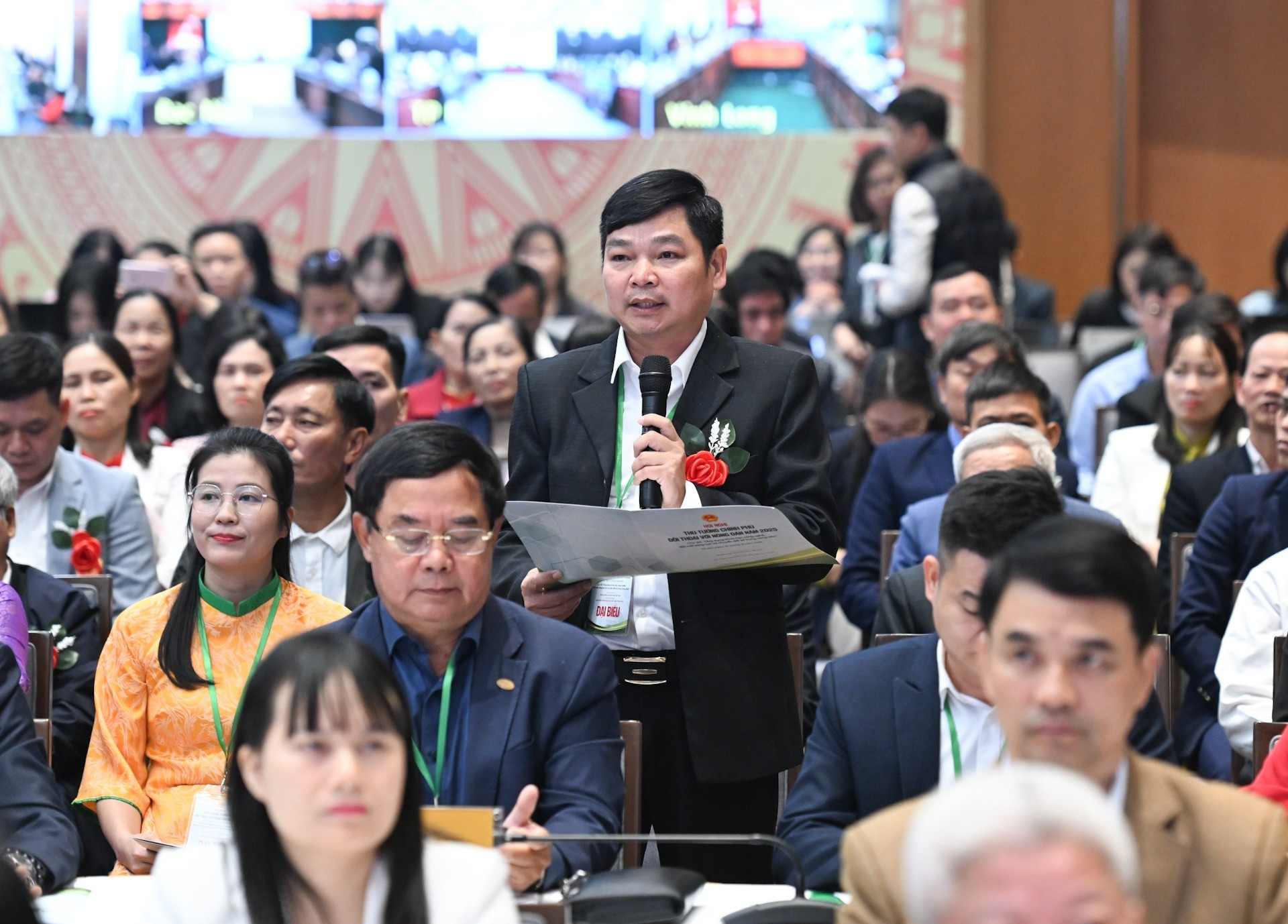 El delegado Le Tuan Anh, de la provincia de Lai Chau, aporta sus opiniones.