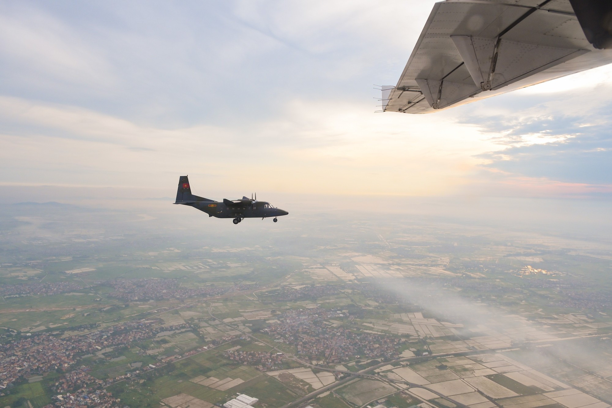 La tripulación garantiza la seguridad y la formación de vuelo bajo cualquier condición climática.