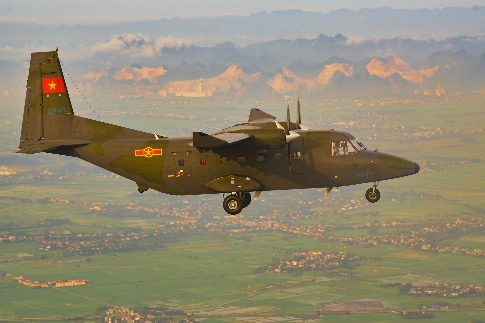 Durante la demostración, los tripulantes mantienen una alta concentración para garantizar seguridad y precisión del vuelo.