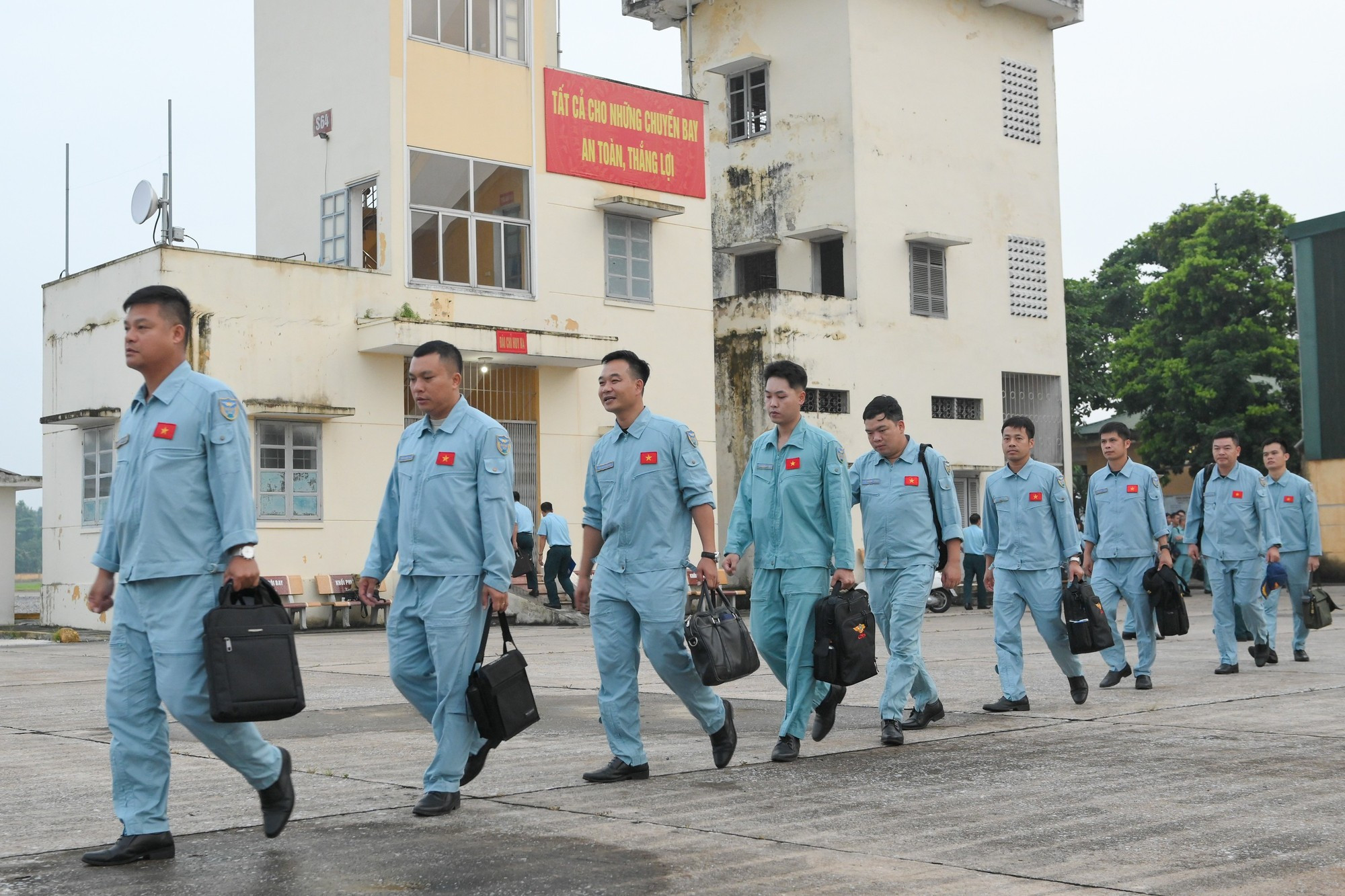 Las tripulaciones reciben aeronaves de manos del equipo técnico para practicar las actuaciones.