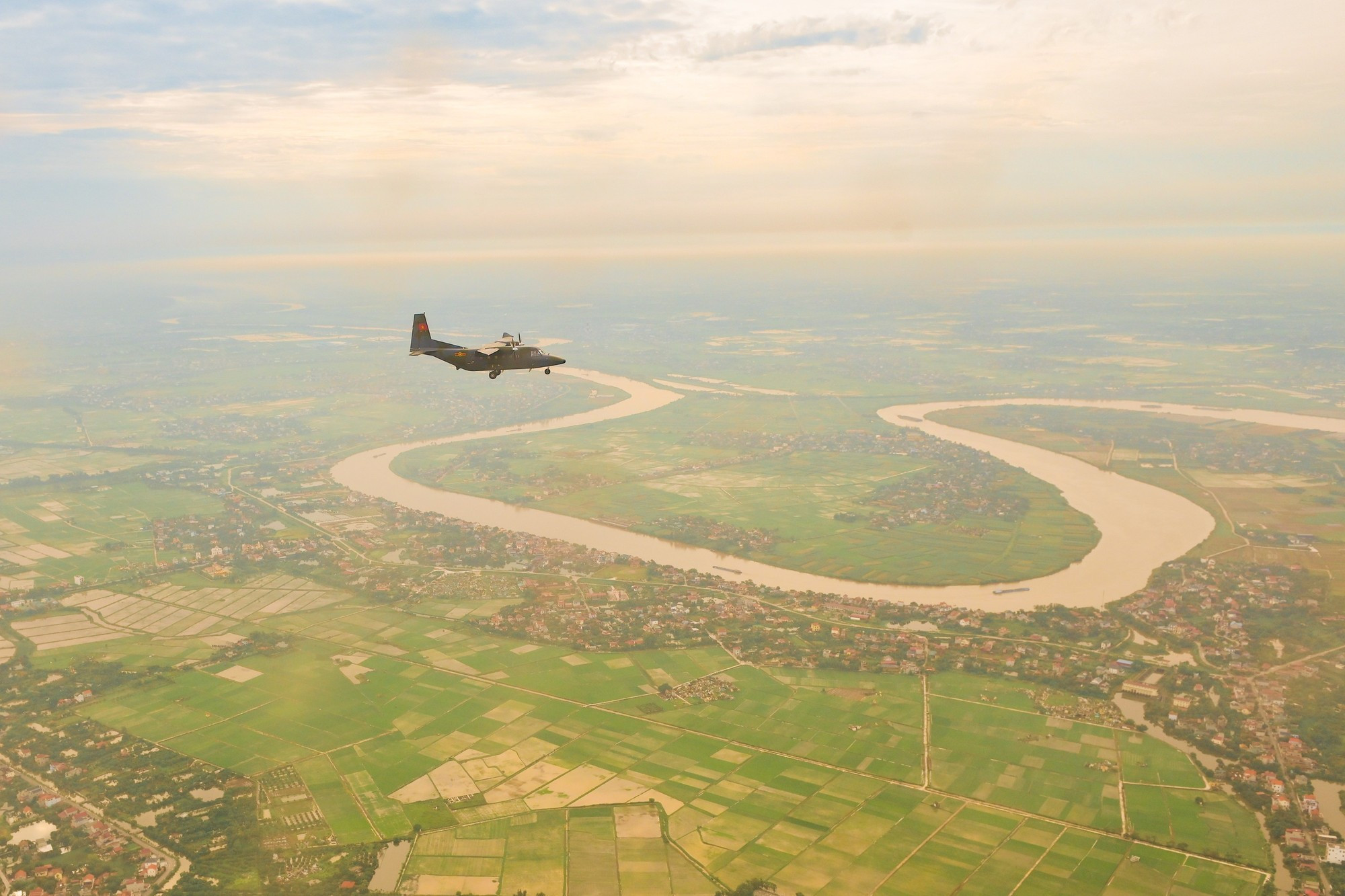 Durante la demostración, los tripulantes mantienen una alta concentración para garantizar seguridad y precisión del vuelo.