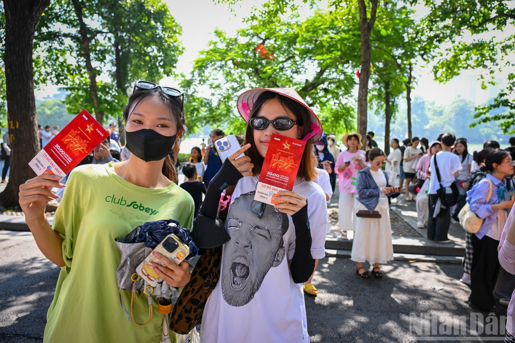 Las estudiantes Nguyen Thi Nhu Nguyet (22 años, Academia de Finanzas) y Nguyen Thi Tuyet Nhung (23 años, Academia de Banca) expresan su ansiedad por ir al concierto. Las estudiantes Nguyen Thi Nhu Nguyet (22 años, Academia de Finanzas) y Nguyen Thi Tuyet Nhung (23 años, Academia de Banca) expresan su ansiedad por ir al concierto.